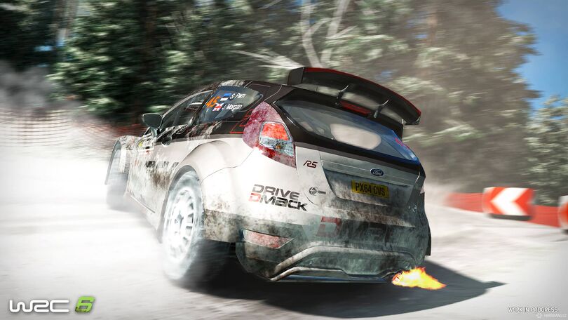 Průlet ostrou zatáčkou v zimní krajině hry WRC 6