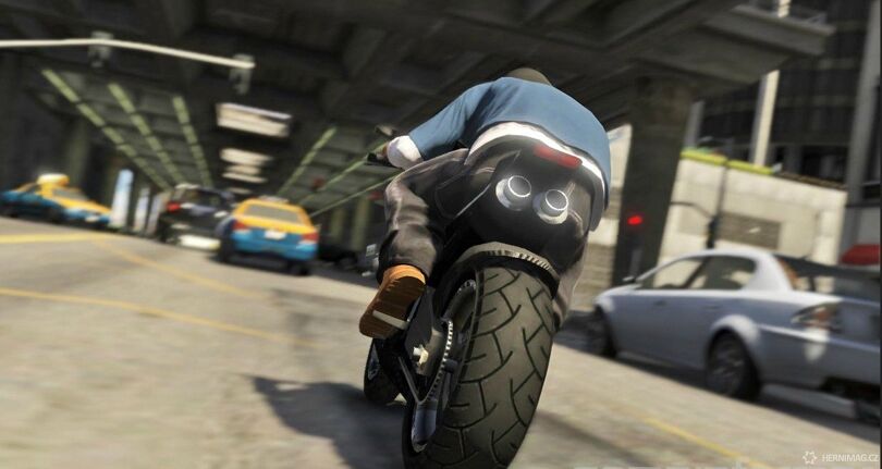 Z motorek se nepadá tak často jako v původním GTA 4.