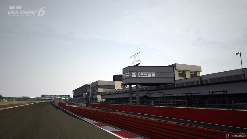 Závodní okruh v Silverstone – dynamika tratí je mnohem lepší i díky počasí